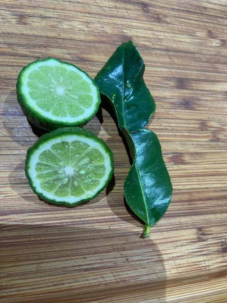 Lime kafir și citrice proaspete